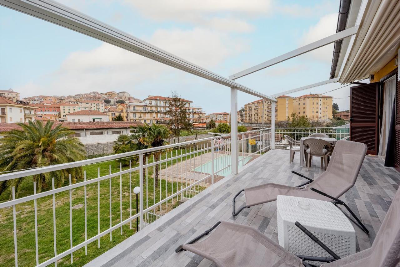 Il Gattino Di Porto - Apt 5 - Bilocale Terrazzo Piscina Imperia Luaran gambar